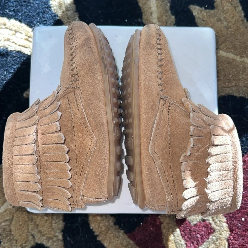 Minnetonka Children's Double Fringe Side Zip Boot, Brown, Leather Suede Size 6